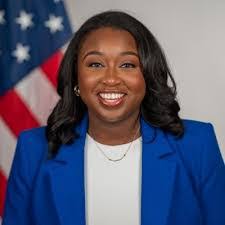 Julia Holmes's Instagram, Twitter & Facebook