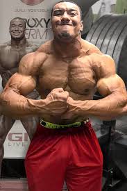 Halter yarışmasında iki dünya rekoru kırdığı için ünlü. Unconditional Larry Wheels Williams Crushes Powerlifting And Bodybuilding
