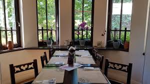 Am tot auzit in stanga si in dreapta cat de frumoasa e atmosfera la hanul berarilor, cat de rece e berea si cat de gustoasa e mancarea, asa ca ieri am fost sa vad daca ceea ce se aude prin urbe e adevarat. Hanu Berarilor Casa Elena Lupescu Evaluare Restocracy