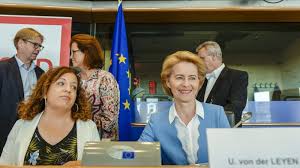 Eu commission president ursula von der leyen says member states must ramp up the production of medical equipment and share those goods within the bloc. Ursula Von Der Leyen Tente D Amadouer Les Socialistes Euractiv Fr