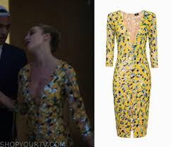 With that in mind, here's everything you need to know. Elite Season 3 Episode 4 Carla S Sequin Yellow Floral Dress Shop Your Tv Ropa Vestido Amarillo Outfits