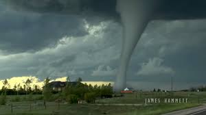 La tornade qui a touché hallam, dans le nebraska, a laissé un couloir de dégâts de 4 km de large le 18 mars 1925, une tornade a parcouru au moins 350 km dans le missouri, l'illinois et l'indiana, tuant. Une Enorme Tornade Filmee Au Wyoming