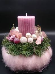 Adventsgesteck Mit Kugeln Und Fruchten Auf Teller Rosa Grun Weihnachten Dekoration Deko Weihnachten Deko Weihnachten Advent