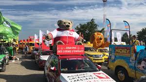 Cette année, 160 véhicules publicitaires la composent, 31 marques sont présentes. Tour De France Veritable Institution La Caravane Est Un Spectacle Total