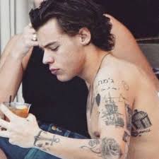As they grow long i find frizz to be increasingly more challenging, washing and conditioning more tiring. 45 Harry Styles Haircut Styles For Every Direction Menhairstylist Com