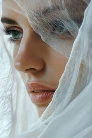 Έκλεισα πίσω μου την πόρτα του διαμερίσματος, ακούμπησα το πακέτο στο  τραπέζι, το κοίταξα κάμποση ώρα. Μετά βάλθηκα να λύσω τον σπάγκο, δεν τα  κατάφερα, τον έκοψα μ' ένα ψαλίδι. Μέσα στο