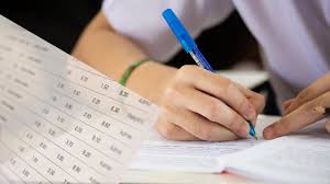 Primele rezultate ale examenului de evaluare naţională sunt afişate marţi, 29 iunie, până la ora 14.00 în centrele de examen. Pck7 I4k9e0fm