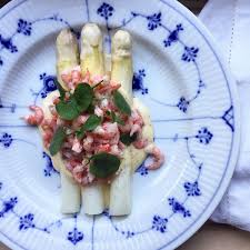Hvide Asparges Med Fjordrejer Sauce Mousseline Og Vild Brondkarse Hvide Asparges Asparges Madopskrifter