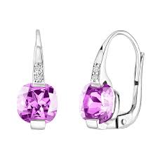 Boucles d'oreilles en améthyste l'améthyste est une pierre à la nuance violette intense et profonde qui lui vaut depuis des siècles l'admiration des plus grands joailliers. Boucles D Oreilles Or Blanc Amethyste Et Diamants Gabrielle Gemmyo