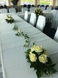 Efeuranken Und Rosenstrausschen Blumengestecke Hochzeit Tischschmuck Hochzeit Hochzeit Deko Tisch