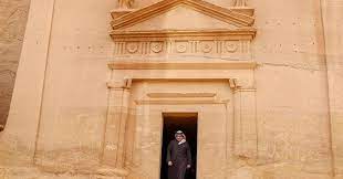 صور عفوية لولي العهد البحرين وهو يتجول في مدائن صالح برفقة وزير الثقافة أظهرت صور ولي عهد البحرين الشيخ سلمان بن حمد بن عيسى آل خلي home decor decor fireplace