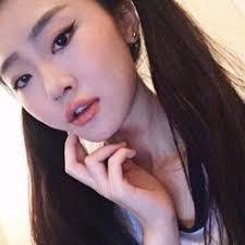 Larissa Young's Instagram, Twitter & Facebook