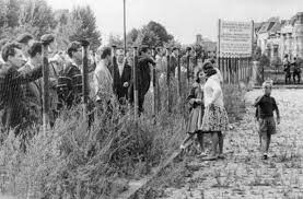 Jun 24, 2021 · streitkräfte der ddr begannen in der nacht des 13. Der 13 August 1961 Manifestiert Die Teilung Deutschlands Stein Fur Stein Schichten Arbeiter Die Berliner Mauer Auf Streng Bewacht Von Volkspolizisten Und Ddr Soldaten Stuttgarter Nachrichten