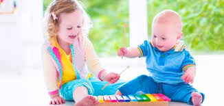 مراحل نمو الطفل من سنة إلى سنتين موضوع