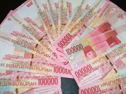 Urutan yang benar nilai mata uang dari yang paling besar di bawah adalah. Tumpukan Uang Seratus Ribuan Koleksi Gambar