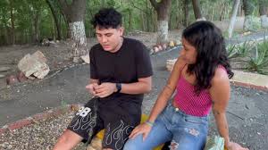 me follo a una pequeña chica que me encuentro en la calle, acabo  corriendome en su boca