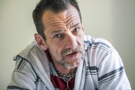 Bakom murarna: Tomas har tillbringat en tredjedel av livet på kåken och  grips ständigt: "Inte lär de mig något när jag sitter en månad"