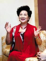 1958年，年方8岁的她，因为一次机缘被师父安排与父亲在酒宴上同台演唱一出戏剧《貂蝉拜月》。 1959年，作为童星开始拍电影，处女作是《七儿八女九状元》。 1967年，正式成为女主角，演出第一部担正的电影《 兔女郎 》，在影片中饰演 阿霞 一角。 è–›å®¶ç‡•å¹´è½»æ—¶çš„å›¾ç‰‡ æœç‹—å›¾ç‰‡æœç´¢