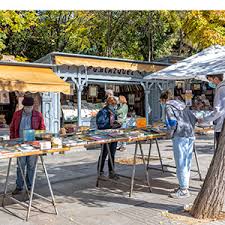 Las casetas de la feria de libros están en la calle claudio moyano desde 1925, aunque ya unos años antes se habían instalado unos metros más abajo en el paseo del prado.desde entonces ha habido varios intentos y proyectos de cambiar de ubicación. Librerias De La Cuesta De Moyano Turismo Madrid