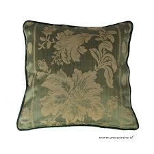 I divani moderni santambrogio hanno un design originale e sono realizzati con materiali di ultima generazione, pur rispettando gli standard qualitativi che contraddistinguono da sempre i nostri sofà. Cuscino Divano Elegante Verde E Oro Fantasia Floreale