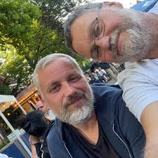 Hey everyone! 😊 I'm looking to rent a car soon and would love to hear your  recommendations. I'm not looking for car rental companies to message me  directly. I'd just love to