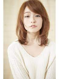 ひし形レイヤーのヘアスタイルまとめ 梨花風 鎖骨下のミディアムスタイル 顔周りに包み込むような など よく検索されるキーワードから探すヘアスタイルのまとめ 人気のキーワードから今流行のヘアスタイルを知ろう 韓国人の髪 アニメの毛 レイヤーヘア