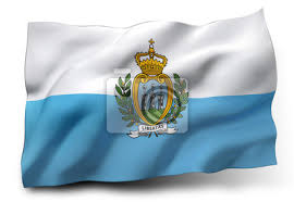 Am rande der streifen befindet sich mittig ein staatswappen, welches aus einem schild besteht, auf dem drei türme mit straußenfedern verziert sind. Flagge Von San Marino Leinwandbilder Bilder Gemeinwesen Fahnrich Herkunft Myloview De