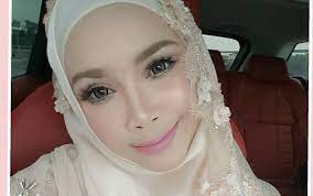 Joy revfa merupakan pengasas empayar komestik iaitu merve cosmetics dan sering digambarkan sebagai seorang wanita yang sempurna, muda, cantik, lemah lembut, kaya dan bergaya! Biodata Furyna Azmeer Pengasas Aurawhite Azhan Co