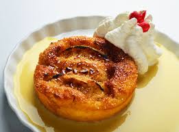 Delice Brioche Aux Pommes Une Tarte Briochee Aux Pommes Caramelisees Creme Anglaise Creme Fouettee Eclats De Pralin Pommes Caramelisees Praline Rose Pomme