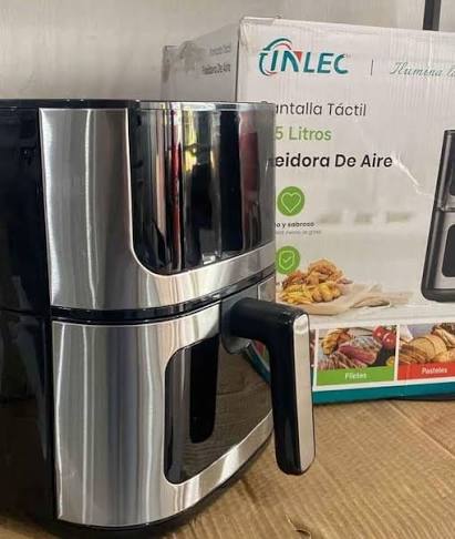 Freidora de aire inlec cromada de 5.5 litros 832-11300 por tan solo $4,300 pesos.