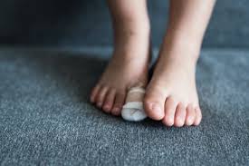 There's no perfect system for identifying if you have a broken toe or a stubbed toe, but the easiest way is to look for symptoms/the absence of symptoms of a broken toe. Sprained Big Toe Vs Broken Big Toe What S The Difference