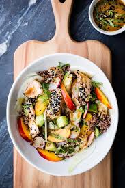 Le Miso Presente Vraiment Le Saumon A Son Meilleur Dans Cette Salade Aux Saveurs Asiatiques L Ajout De Nectar In 2020 Whole Food Diet Whole Food Recipes Workout Food