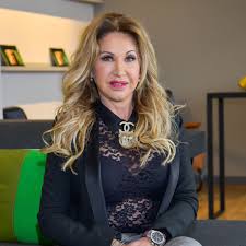 Carmen geiss hat etwas, was sich viele derzeit nur erträumen können. Carmen Geiss Friseur Trotz Lockdown Sie Zeigt Ihre Neue Haarfarbe