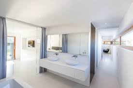 Zur linken macht sich badewanne puro duo klein und gegenüber finden ein waschbecken und toilette ihren platz. 75 Moderne Badezimmer Ideen Bilder August 2021 Houzz De