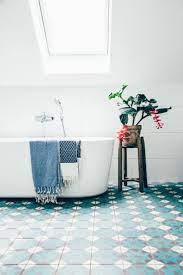 Même principe de mélange de carreaux de ciment mais dans une salle de bains. Home Visits Lovely Life Salle De Bains Moderne Carreaux De Ciment Salle De Bain Deco Salle De Bain