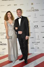 Vypadá to, že ho drží pěkně zkrátka. Modni Policie Na Cenach Cesky Lev Idnes Cz