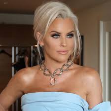 Jenny mccarthy and donnie wahlberg surprise fans with pizzas before christmas. Jenny Mccarthy On Instagram Thank You If You Tuned Into Our Pre Emmy Show On Fox And Thank You To Glam Squad Cuz I Jenny Mccarthy Hair Jenny Mccarthy Jenny