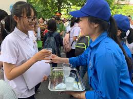 Nếu ko nhân thêm 3! Nhá»¯ng Hinh áº£nh Ä'áº¹p Cá»§a Thanh Nien Tinh Nguyá»‡n Thá»§ Ä'o Trong Ngay Ä'áº§u Tiáº¿p Sá»©c Mua Thi
