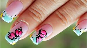 Empezamos con las tendencias 2020 de uñas decoradas de pies donde se mezclan colores, técnicas y estilos como es este modelo en rosa, con francesa en. Unas Decoradas Con Flores Y Mariposas 2019 Mayumi S Blogs