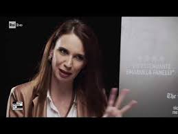 La biografia, una timeline cronologica di tutte le attività di emanuela fanelli (attrice). Emanuela Fanelli Racconta A Piedi Scarzi Con Alessandro Borghi Una Pezza Di Lundini 22 09 2020 Youtube