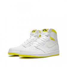 Se si pensa alle scarpe da donna, la prima che viene in mente è sicuramente la classica décolleté. Nike Air Jordan 1 Retro High First Class Flight White
