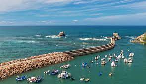 Vasco da gama was born in 1460 or 1469 in the town of sines, one of the few seaports on the alentejo coast, southwest portugal, probably in a house near the church of nossa senhora das salas. Vasco Da Gama à¤µ à¤¸ à¤• à¤¡ à¤— à¤® Tourism Places To Visit Popular Tourist Places Vasco Da Gamaattractions