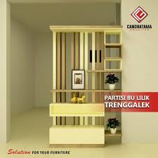 Pemisah ruangan yang kami maksud adalah pemisah virtual di mana kita masih bisa melihat suasana ruangan di seberang demikian juga sebaliknya. Sekat Ruang Tamu Kreatif Yang Aman Buat Kantongmu