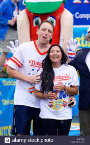 Joey chestnut wife, age, net worth, family, eating records. 3oas2y7mahfdym