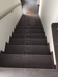 Schließlich gilt es bei der auswahl der fliesen noch einen blick auf spezialfliesen für treppen zu werfen: Treppenhaus Mit Einer Schieferahnlichen Fliesen Bodenfiesen Schiefer Leoblack Topcollection Treppenstufen Treppe Fliesen Treppenfliesen Haus Bodenbelag