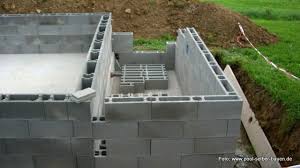 Damit die mühe sich lohnt und nach dem poolbau keine unangenehmen überraschungen warten, sollten heimwerker einige dinge im vorfeld und während des baus bedenken Tipps Pool Mit Schalsteinen Selber Mauern Pool Selber Bauen De