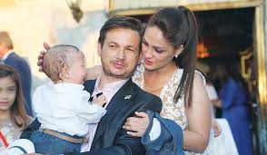 Ο γνωστός ηθοποιός σταύρος νικολαΐδης, με μια συγκλονιστική ανάρτηση στον προσωπικό του λογαριασμό στο facebook, επιρρίπτει ευθύνες στην κυβέρνηση τα τελευταία δύο χρόνια επέτρεψε να αυξηθούν τα περιστατικά αστυνομικής βίας, επειδή όπως αναφέρει, δεν έχουν τιμωρηθεί οι ιθύνοντες. Pen8os Gia Ton Stayro Nikolaidh O Mixalakhs Ths 8rylikhs Seiras Egklhmata Exase Thn Polyagaphmenh Toy Mhtera Espresso