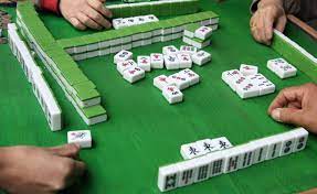 Para jugar al go, necesitas un tablero de go, llamado goban (碁盤), piedras encontrar un tablero de go no es difícil. 25 Juegos Tradicionales Japoneses Muy Curiosos