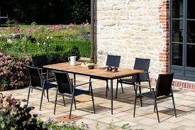 Altes recyceltes teakholz überzeugt mit einer rustikalen ausstrahlung. Retro Look Gartentisch Skandi Chic Im Garten Bei Wohneinmal De