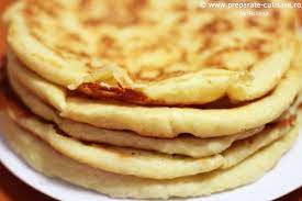 Pe masa infainata intindeti cu sucitorul bucata de aluat pana obtineti o foaie rotunda si cat mai stravezie. PlÄcinte Cu BranzÄ La Tigaie Preparate Culinare By Poliana